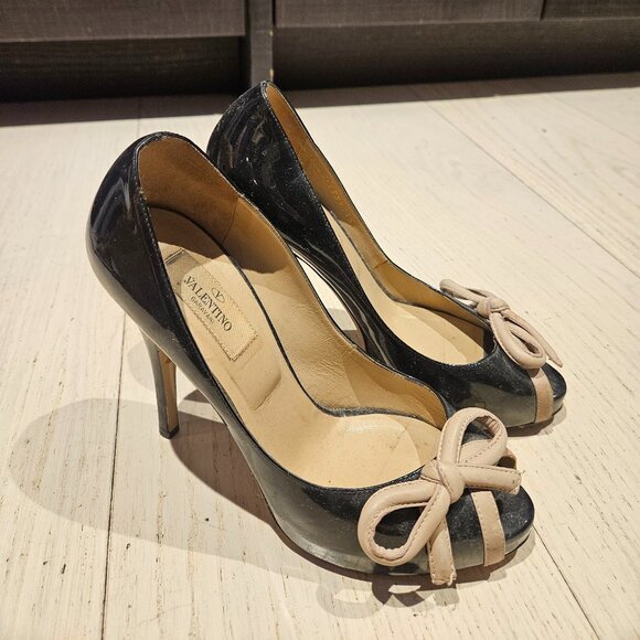 Black Patent Valentino and Nude Bow Pumps - Picture 1 of 5